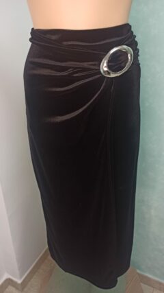 Falda terciopelo broche