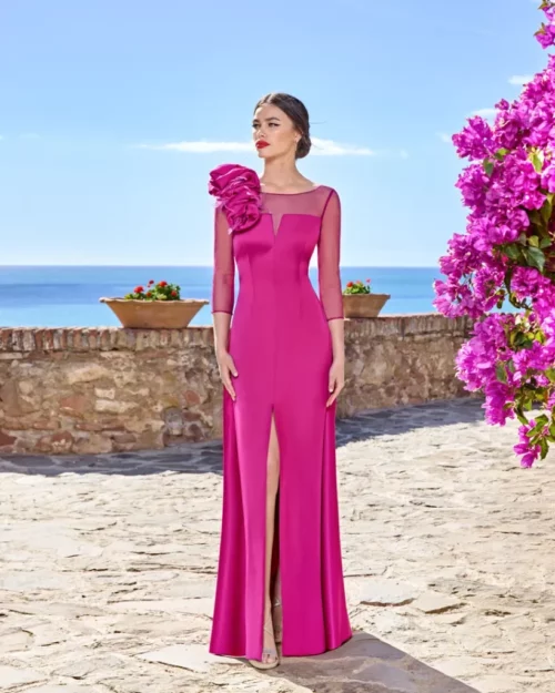 Vestido largo con prendido.