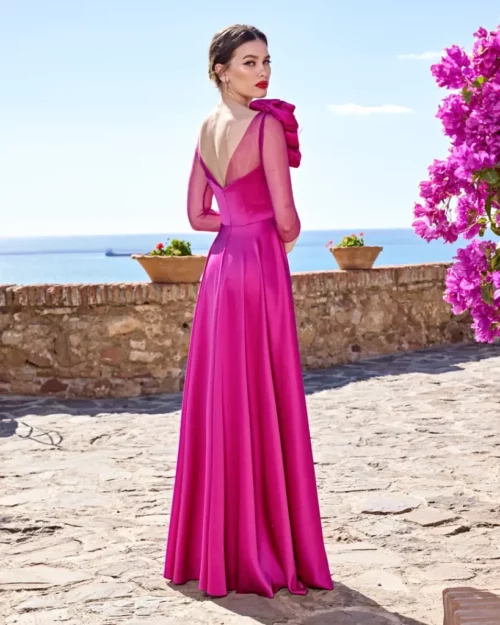 Vestido largo con prendido. - Imagen 3